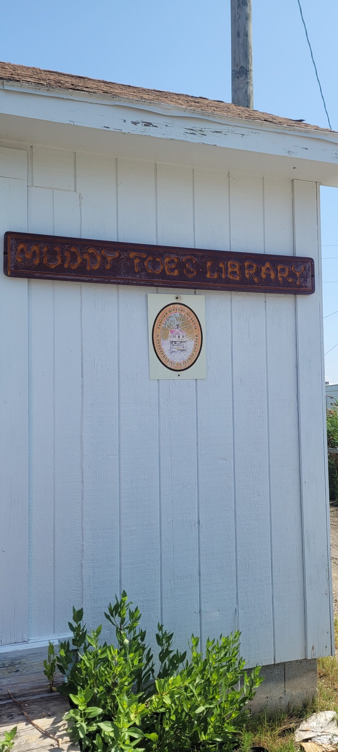 Muddy Toes Library Sign
