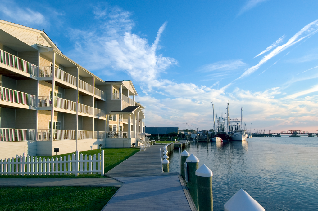 Вирджиния отзывы. Chincoteague Island. Чинкотиг Вирджиния отели. Хэмптонс пляж. Отель Чинкотига США.